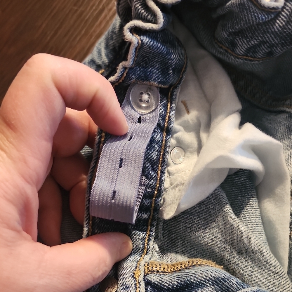 Old Navy Women's Light Blue Relaxed Jeans - Picture 6 of 9